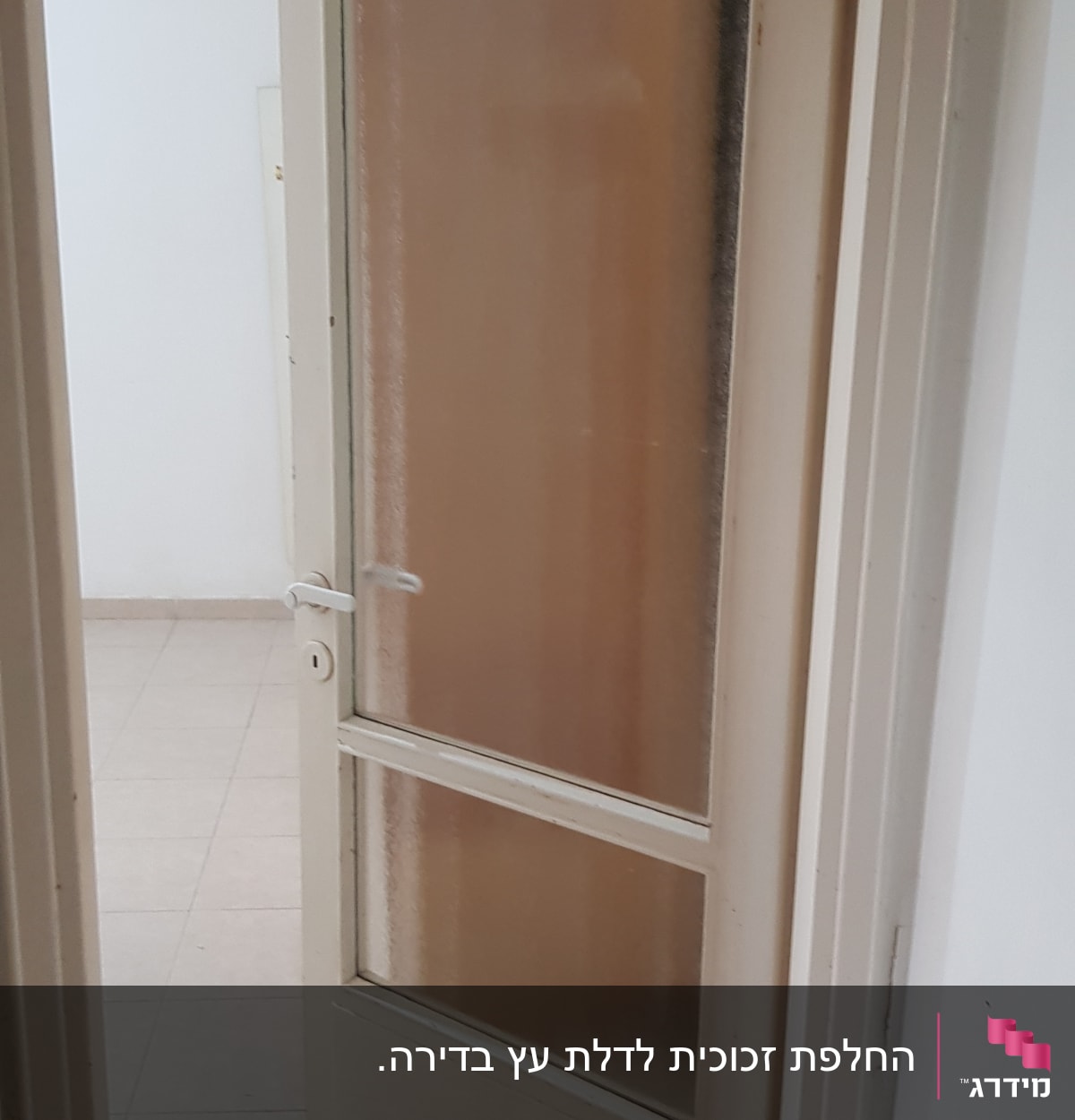 דלת עם זכוכית חלבית במרכז